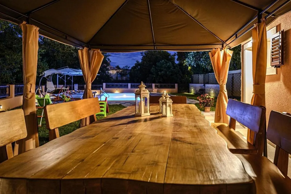 Villa Dajana In Zajci - Haus Fuer 8-10 Personen Potpican Croatia
